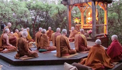 Ai đủ năm đức thì thuyết pháp cho người